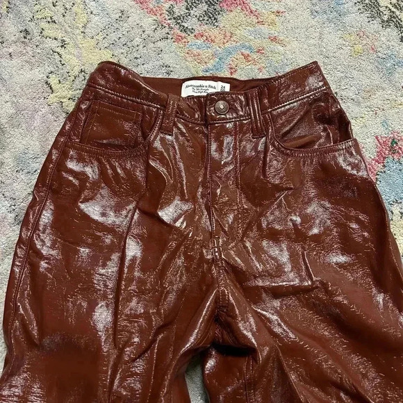 Abercrombie Curve Love Vegan Leather 90s Straight Pant - Picture 2 of 5